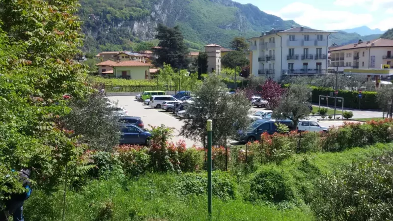 Ampio parcheggio vicino rotatoria dietro distributore Agip - Andrea Facchetti