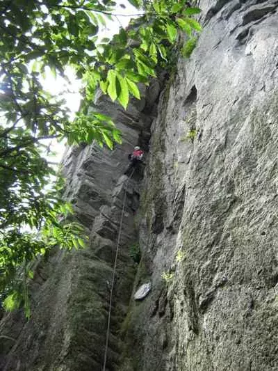 L1 - il diedro iniziale della via - Il monodito