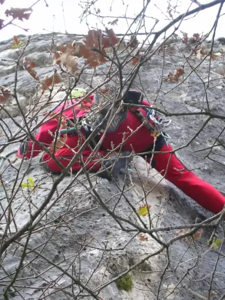 Matteo impegnato sul delicato traverso del IV tiro - Matteo Burato, Arrampicare ad Asiago e dintorni