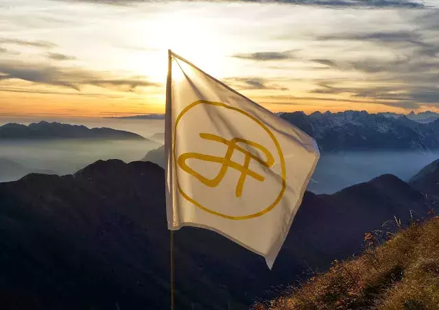 Bandiera di L. Ron Hubbard (sigla delle iniziali LRH), sulla cima del torrione Mulaz - alla sua memoria. La bandiera è stata issata al completamento della via lunga denominata "L. Ron Hubbard Mulaz Climbing Route" - Fondazione degli Amici di L. Ron Hubbard